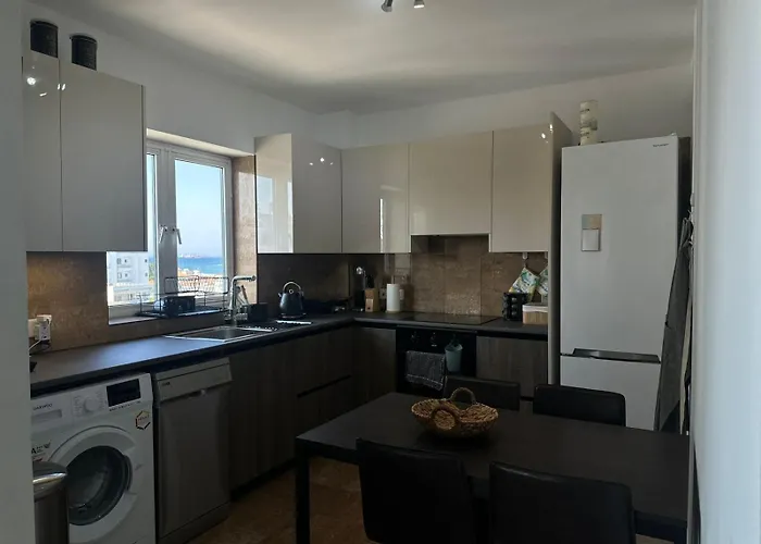 2br Seaview In Prime Location 1 Min From Sea