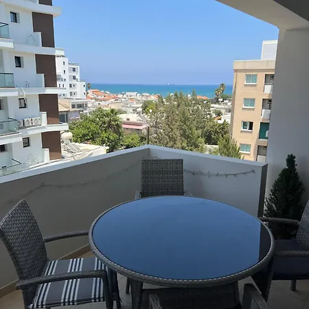 2br Seaview In Prime Location 1 Min From Sea شقة