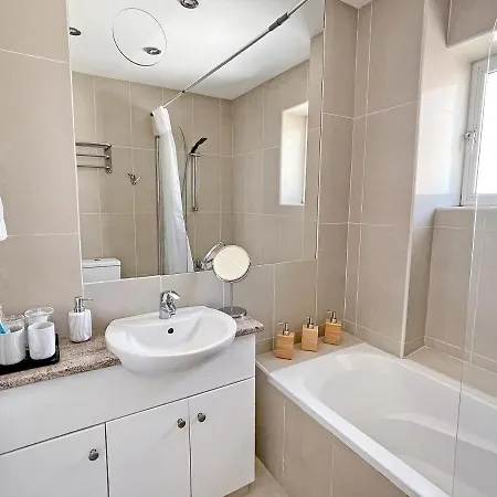 2br Seaview In Prime Location 1 Min From Sea דירה
